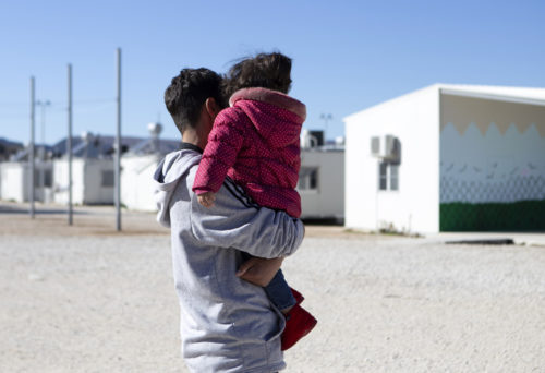 Πάγωσαν οι επιτάξεις εκτάσεων στα νησιά για τη δημιουργία των κλειστών κέντρων προσφύγων
