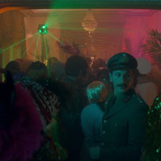 «Απόστρατος»: Η νέα ταινία του Ζαχαρία Μαυροειδή είναι ένα αυστηρώς κατάλληλο Papagou Porn