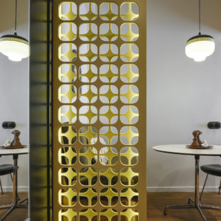 Καθώς ανακαίνιζαν ένα διαμέρισμα στο Κολωνάκι, οι Cluster Architects βρήκαν έναν τοίχο γεμάτο υπογραφές καλλιτεχνών και διανοουμένων