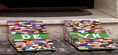 Ράμπες για αναπηρικά αμαξίδια από τουβλάκια Lego κατασκευάζει μια Γεμανίδα γιαγιά [BINTEO]