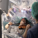 Βίντεο που συγκλονίζει: Μουσικός έπαιζε βιολί, όσο της έκαναν χειρουργείο στον εγκέφαλο