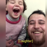 Σύριος πατέρας μαθαίνει στο κοριτσάκι του να γελάει κάθε φορά που πέφτουν βόμβες