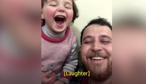 Σύριος πατέρας μαθαίνει στο κοριτσάκι του να γελάει κάθε φορά που πέφτουν βόμβες