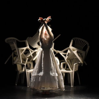 Το TRANSATLANTIC είναι ένα μεταφεμινιστικό ποπ ρέκβιεμ