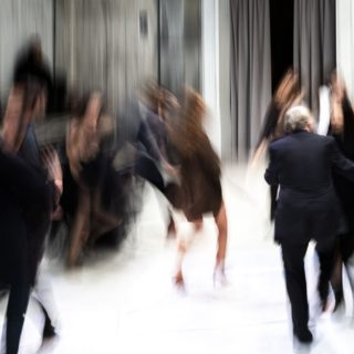 «Κομμώτριες / Μεταπολίτευση»: Το υπέροχο, μεγάλο πάρτι του Μιχαήλ Μαρμαρινού