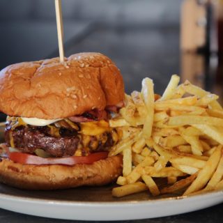 Το Henhouse βρίσκεται στον Χολαργό, αλλά οι γεύσεις του σε μεταφέρουν στον αμερικάνικο νότο