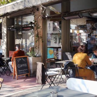 Στη σκιά της Ακρόπολης το Little Tree Books ανθίζει με λογοτεχνία και νόστιμες γεύσεις