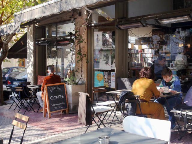 Στη σκιά της Ακρόπολης το Little Tree Books ανθίζει με λογοτεχνία και νόστιμες γεύσεις