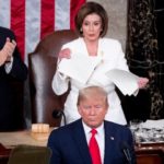 Ο Τραμπ σνομπάρει την Πελόσι κι εκείνη σκίζει την ομιλία του (ΒΙΝΤΕΟ)