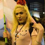 Πήγαν να την κάψουν επειδή είναι διεμφυλική – Αθωώθηκε ο διευθυντής του σχολείου που δεν την προστάτεψε