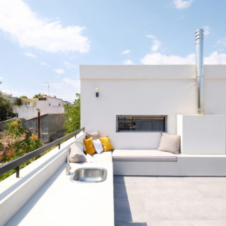 Ένα νέο αρχιτεκτονικό γραφείο μας βγάζει έξω, σε ένα δώμα στα Άνω Πετράλωνα