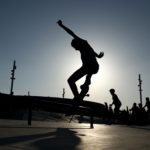 Κορονοϊός: Αμερικανοί επιστήμονες υπενθυμίζουν και στους νεότερους ότι ο ιός είναι άκρως μεταδοτικός