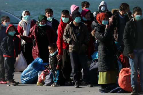 Μυτιλήνη: Νεαροί εθελοντές αιτούντες άσυλο στη Μόρια αναλαμβάνουν δράση και ενημερώνουν για τον κορονοϊό