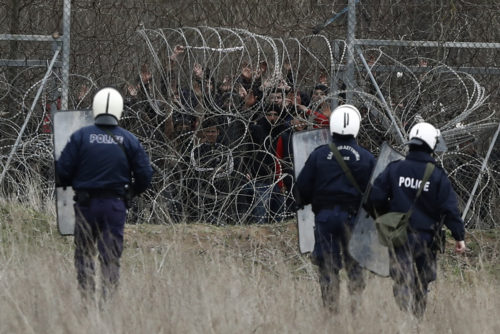 Guardian: Η ελληνική αστυνομία εξαναγκάζει μετανάστες να επαναπροωθούν αιτούντες άσυλο στην Τουρκία