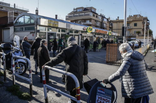 Κορονοϊός: Μεγάλες ουρές σχηματίζονται στα σούπερ μάρκετ της Ιταλίας μετά την ανακοίνωση των μέτρων