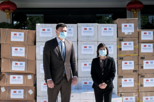 Η Κινέζα πρέσβειρα παρέδωσε 50.000 μάσκες στον Βασίλη Κικίλια για τις ανάγκες του ΕΣΥ