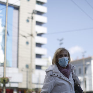 «Πράσινο φως» για άρση του μέτρου της υποχρεωτικής χρήσης μάσκας στους εξωτερικούς χώρους