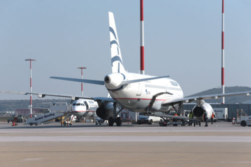 Έως το τέλος Μαΐου η υποχρεωτική καραντίνα 14 ημερών των επιβατών που εισέρχονται στην Ελλάδα αεροπορικώς
