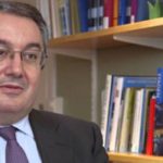 Ηλίας Μόσιαλος: «Αυτό που βλέπουμε σήμερα αντανακλά τη διασπορά της νόσου πριν από 12-18 ημέρες»