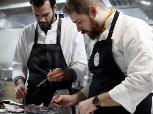 Άλφιcon: Είναι το εστιατόριο που άνοιξαν στο Παγκράτι 2 σεφ κάτω των 30, έτοιμο για τον οδηγό Michelin;