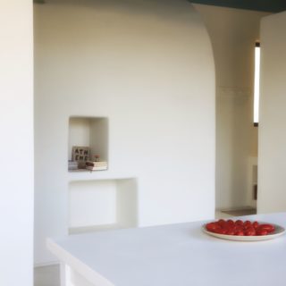 Δύο αρχιτεκτονικά γραφεία έφεραν τις καμπύλες της Ανάφης σ’ ένα διαμέρισμα του Θησείου