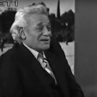 «Κύριε Γλέζο, πότε και πού σας γεννήθηκε η ιδέα να κατεβάσετε τη ναζιστική σημαία από την Ακρόπολη;» (ΒΙΝΤΕΟ)