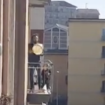 Κορονοϊός: Στα μπαλκόνια της Ιταλίας τραγουδούν ακόμα [ΒΙΝΤΕΟ]