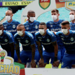 Κορονοϊός: Φορώντας μάσκες μπήκαν στο γήπεδο οι παίκτες της Gremio