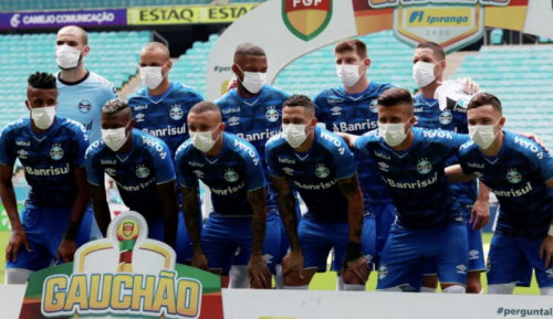 Κορονοϊός: Φορώντας μάσκες μπήκαν στο γήπεδο οι παίκτες της Gremio