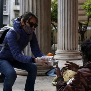 Κορονοϊός: Μια παρέα φίλων αποφάσισε να βγει έξω, εν μέσω πανδημίας, για καλό σκοπό