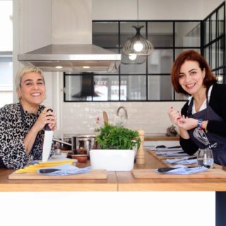 Στα τραπέζια του Onion Athens, όσοι έρχονται πρώτη φορά στην Αθήνα παίρνουν κυριολεκτικά μια πρώτη γεύση της