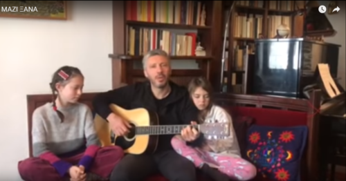 Ο Αλκίνοος Ιωαννίδης τραγουδάει μαζί με τις κόρες του για την ελπίδα τις ημέρες του κορονοϊού (βίντεο)
