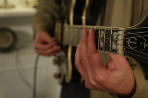 Η πλατφόρμα Homemade Concerts καλεί μουσικούς να δημιουργήσουν ένα μουσικό βίντεο με ό,τι μέσα διαθέτουν από το σπίτι τους