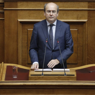 Χατζηδάκης: Eπ’ αόριστον αναστολή σε ανεμβολίαστους υγειονομικούς σε νοσοκομεία – μονάδες φροντίδας