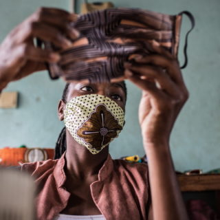 Μάσκες από την Αφρική ενάντια στην πανδημία