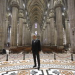 Δείτε τον Αντρέα Μποτσέλι να τραγουδά για την ελπίδα κεκλεισμένων των θυρών στον καθεδρικό του Μιλάνου (βίντεο)