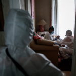 Γαλλία-Κορωνοϊός: Οι διαμένοντες σε οίκο ευγηρίας ξαναβλέπουν έπειτα από καιρό τις οικογένειές τους