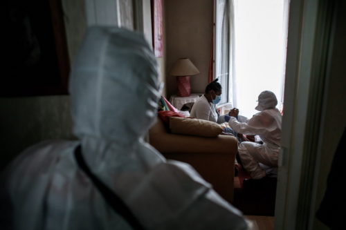 Γαλλία-Κορωνοϊός: Οι διαμένοντες σε οίκο ευγηρίας ξαναβλέπουν έπειτα από καιρό τις οικογένειές τους