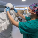 Ισπανία: Άντρας πέρασε 34 συνεχόμενες ημέρες σε δωμάτιου νοσοκομείου με τον προσβεβλημένο από τον ιό πατέρα του