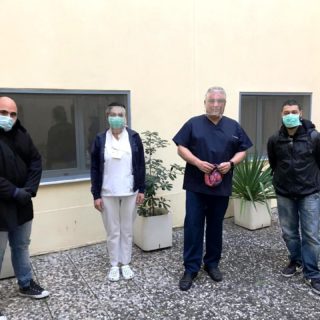 Μιλήσαμε με την ερευνητική ομάδα του Πανεπιστημίου Θεσσαλίας που προσφέρει εθελοντικά στα νοσοκομεία τα «όπλα» της μάχης