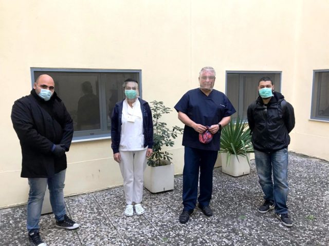 Μιλήσαμε με την ερευνητική ομάδα του Πανεπιστημίου Θεσσαλίας που προσφέρει εθελοντικά στα νοσοκομεία τα «όπλα» της μάχης