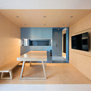 Αυτή η τραπεζαρία είναι η καρδιά ενός πολυβραβευμένου διαμερίσματος στη γειτονιά του Κορυδαλλού