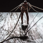 Δείτε τη σπουδαία παράσταση του μοναδικού Άκραμ Καν, “Xenos”