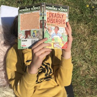 «Πριν από δύο εβδομάδες, διανύοντας την όγδοη ημέρα εκούσιας καραντίνας, ξύπνησα με μια περίεργη αίσθηση στο στήθος…»