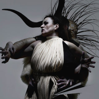 Θεατρικές παραστάσεις στις οθόνες; Καταρχάς είναι περίεργο…