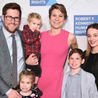 Η κατάρα των Κένεντι συνεχίζεται: Νεκρη η 40χρονη Μέιβ Κένεντι κι ο 8χρονος γιος της