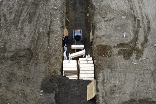 Κορονοϊός-ΗΠΑ: Σοκ με τη φωτογραφία του ομαδικού τάφου στη Νέα Υόρκη