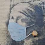Το «Κορίτσι με το τρυπημένο αυτί» του Banksy  φόρεσε μάσκα προστασίας για τον κορονοϊό