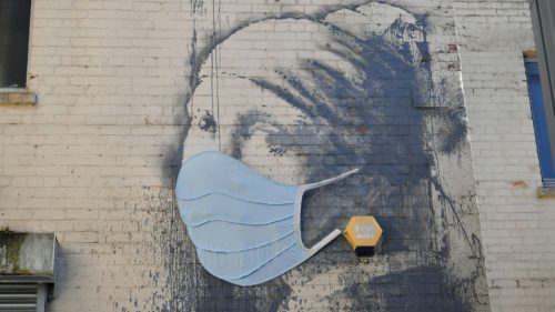 Το «Κορίτσι με το τρυπημένο αυτί» του Banksy  φόρεσε μάσκα προστασίας για τον κορονοϊό