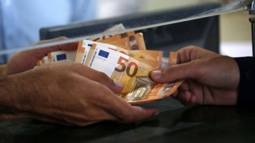 Κορονοϊός:  Τα χαρτονομίσματα του ευρώ μολύνονται πιο εύκολα από μικρόβια σε σχέση με τα κέρματα